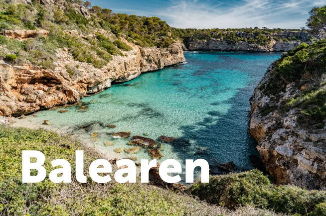 Bucht mit klarem Wasser auf den Balearen